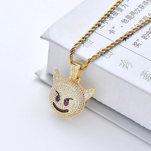 Détail du pendentif petit diable hip hop doré serti de zircons sur chaîne torsadée
