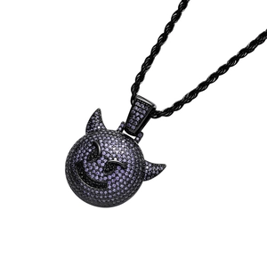 Détail du pendentif diable serti de zircons violets sur une chaîne torsadée noire