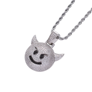 Vue détaillée du pendentif petit diable hip hop serti de zircons blancs et argentés