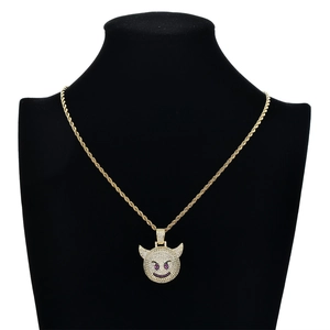 Détail du pendentif diable hip hop avec zircons blancs pavés sur une chaîne corde dorée