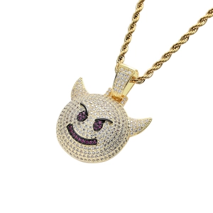 Pendentif petit diable hip hop glacé avec zircons blancs et violets sur chaîne corde