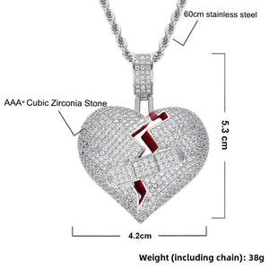 Vue macro du pendentif cœur brisé hip hop avec zircons et détail de pansement créatif