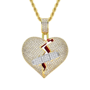 Détail du pendentif hip hop cœur brisé avec zircons micro-pavés et motif de pansement