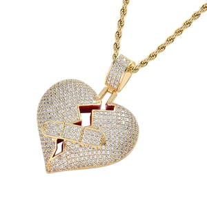Pendentif coeur brisé hip hop avec placage en or et pierres de zircone cubiques