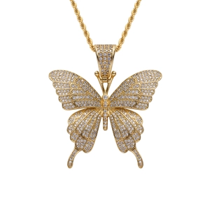 Hip-Hop-Schmetterlingsanhänger mit Zirkonia-Mikropavé an einer goldenen Kordelkette