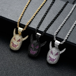 Drei Hip-Hop-Teufelsanhänger in Gold, Schwarz, Silber mit lila Zirkonia und Kordelketten