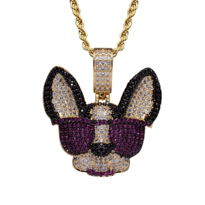 Pendentif chien hip hop avec lunettes de soleil et zircons colorés sur chaîne dorée