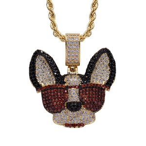 Vue détaillée du pendentif chihuahua hip-hop avec lunettes rouges et sertissage micro-pave