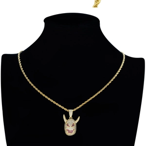Makroaufnahme vom Hip-Hop-Dämonenanhänger mit Pavé-Fassung und goldener Kordelkette