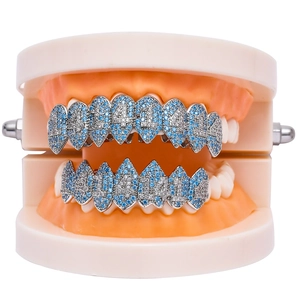 Vampir-Zahnschmuck-Set mit blauen und weißen Zirkoniasteinen in Silberoptik glänzend