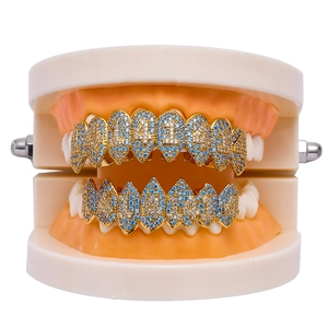 Hip Hop Vampir Grillz Set mit Goldbeschichtung und blauen Zirkonia auf Zahnmodell
