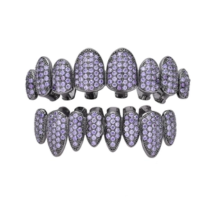 Ensemble grillz hip hop en métal noir avec zircons violets sur fond blanc
