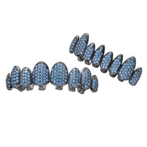 Détail de l'ensemble grillz hip-hop avec zircons bleus pavés sur métal plaqué noir fusil