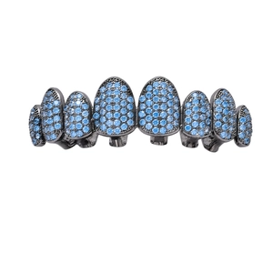 Détail du grillz hip-hop 8 dents en métal gris anthracite avec zircons bleu glacier