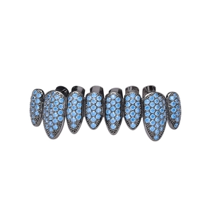 Gros plan de grillz hip hop à huit dents avec zircons bleus sur fond blanc pur