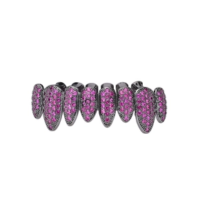 Détail de grillz hip-hop avec finition noire et pierres en zircone cubique rose serties
