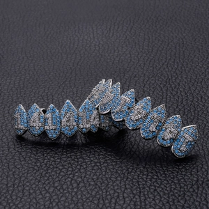 Hip Hop Grillz mit blau-weißen Zirkonia und L4L4-Buchstaben auf schwarzem Leder