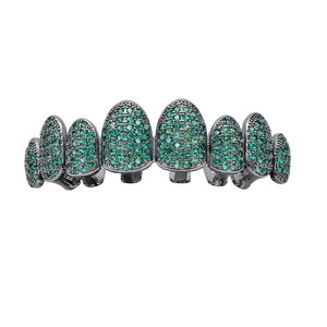 Détail macro de grillz hip hop gris métal avec sertissage micro-pavé de zircons verts