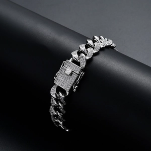 Vista dettagliata del bracciale a catena cubana argento con zirconi micro-pavé