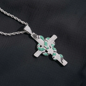 Détail du pendentif croix avec serpent en zircon vert et chaîne argentée style hip hop