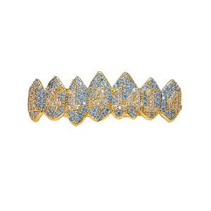 Hip Hop Grillz Set mit 8 goldenen Vampirzähnen und blau-weißen Zirkonsteinen im Detail