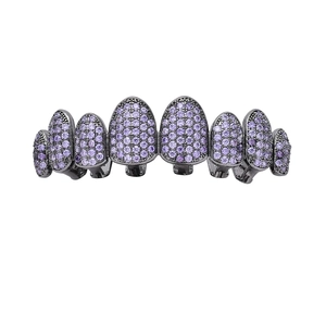 Détail de grillz hip hop avec cadre en métal noir et pierres de zircone cubique violettes