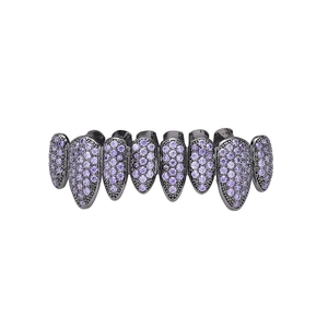 Vue détaillée d'un grillz hip hop en or noir serti de zircons violets brillants