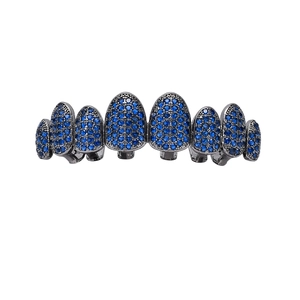 Détails d'un grillz hip-hop à huit dents avec zircons bleu foncé et monture en métal noir