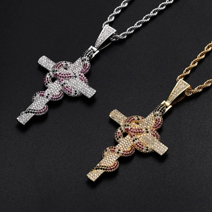 Détails des pendentifs croix et serpent en or et argent avec zircons et chaînes torsadées