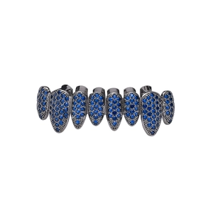 Détail de grillz hip hop à 8 dents avec finition métal noir et zircons bleus micro-pavés