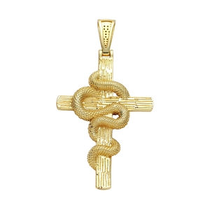 Détail d'un pendentif croix dorée vintage avec un design de serpent finement sculpté