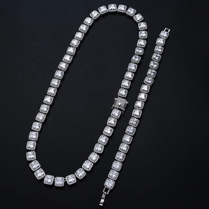 Detailansicht des Hip-Hop-Sets aus Halskette und Armband mit quadratischen Zirkonia