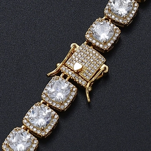 Makro-Detail des Gold-Hip-Hop-Armbands mit Zirkonia-Steinen und dem Sicherheitsverschluss