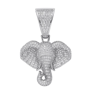 Détail du pendentif éléphant glacé avec pierres blanches et longues défenses ciselées