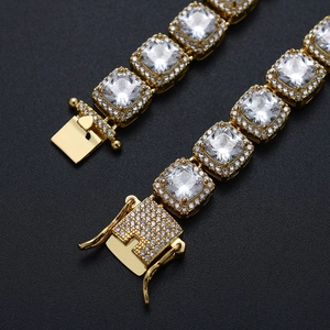 Makroaufnahme von 10mm Gold-Hip-Hop-Armband mit Zirkonia-Steinen und Kastenverschluss