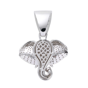 Détail du pendentif tête d'éléphant hip hop serti de zircons et texture ajourée