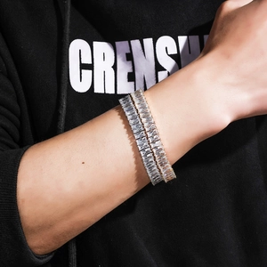 Pulseras hip-hop de circonitas cuadradas en plata y oro sobre modelo con sudadera
