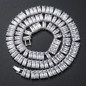Detalle del collar hip hop con circonitas cuadradas y cierre plegable de plata