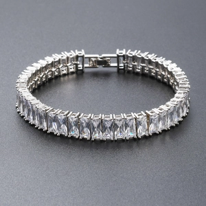 Pulsera tennis plateada con circonitas cúbicas cuadradas y un cierre de caja seguro