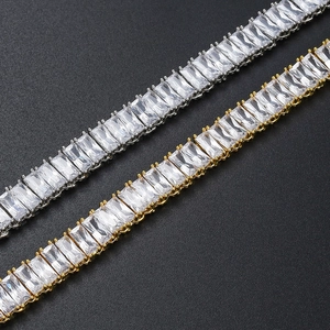 Primer plano de pulseras de tenis plateadas y doradas con circonitas cuadradas de talla esmeralda