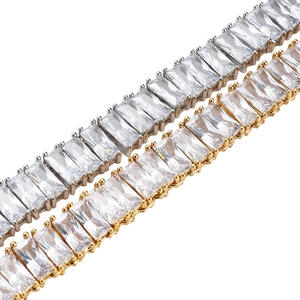 Detalle de cadenas tennis de circón cuadrado en oro y plata con engaste de cuatro garras