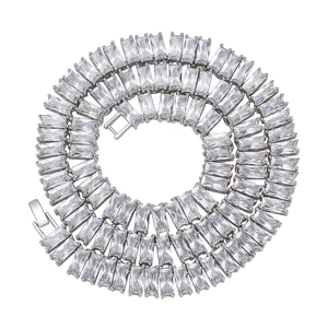 Detalle del collar hip hop de plata con circonitas cúbicas con corte de esmeralda