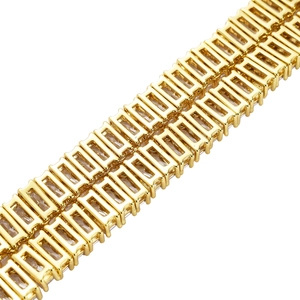 Primer plano de cadena hip hop dorada con circonitas brillantes de corte cuadrado