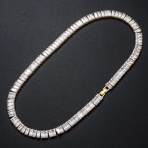 Detalle de circonitas de corte baguette en un collar tennis hiphop bañado en oro