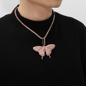 Détail du pendentif papillon en zircon rose sur chaîne tennis de style hip-hop urbain