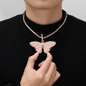 Gros plan du pendentif papillon en or rose serti de zircons roses sur chaîne tennis