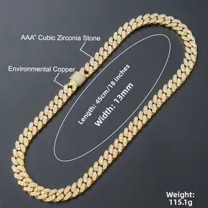 Dettaglio della catena cubana dorata da 13mm con zirconi AAA+ e chiusura rettangolare