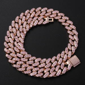 Vista macro della catena cubana 12mm in oro rosa con zirconi rosa e chiusura a scatola