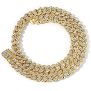 Dettaglio ravvicinato della catena cubana da 12mm in oro con zirconi micro-pavimentati