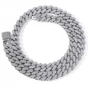 Dettaglio della catena cubana argento da 12mm con pavé di zirconi e chiusura di sicurezza
